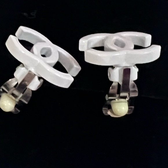 Authentic Preloved Vintage CHANEL Silver Plated CC Logos White Clip Earr… - Picture 4 of 8